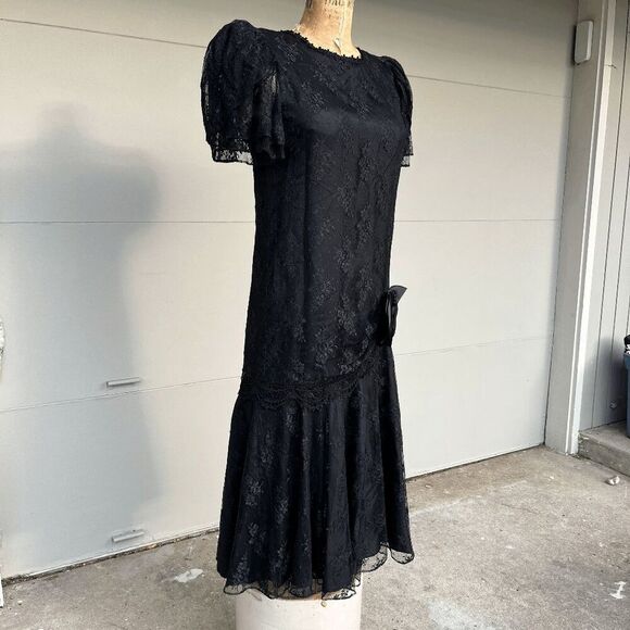 Vintage 1980s Black Lace Flapper-Inspired Dress with Satin Bow & Puffed Sleeves - Picture 3 of 12